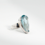 Bague pour femme en argent 925 sertie d'une topaze bleue naturelle de 18 ct taillée en goutte.