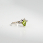 Bague pour femme en argent 925 sertie d'un péridot vert naturel de 1 ct et de 0,10 ct de diamants en forme de couronne.