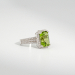 Bague pour femme en argent 925 sertie d'un péridot vert naturel taillé en baguette de 3,33 ct entouré de zircons.