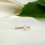 Bague pour femme en argent 925 sertie d'un cristal de roche naturel taillé en goutte et de rubis roses.