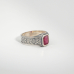 Bague unisex faite main en argent 925 sertie d'un rubis naturel rouge taillé en rectangle.