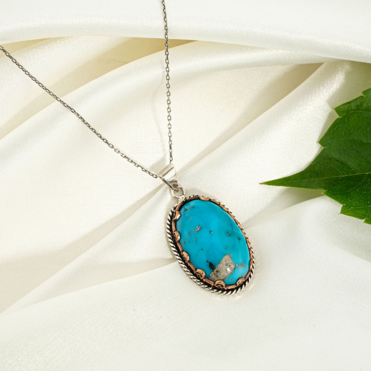 Orijinal canlı mavi oval kabaşon turkuaz taşlı bronz çerçeveli 925 ayar gümüş el işçiliği unisex kolye.