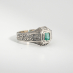 Bague unisex faite main en argent 925 sertie d'une émeraude naturelle de Zambie taillée en carré.