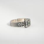 Bague unisex faite main en argent 925 sertie d'une émeraude naturelle de Zambie taillée en carré.
