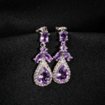 Boucles d'oreilles pendantes en argent 925 avec améthyste naturelle originale en forme de goutte et zircons.