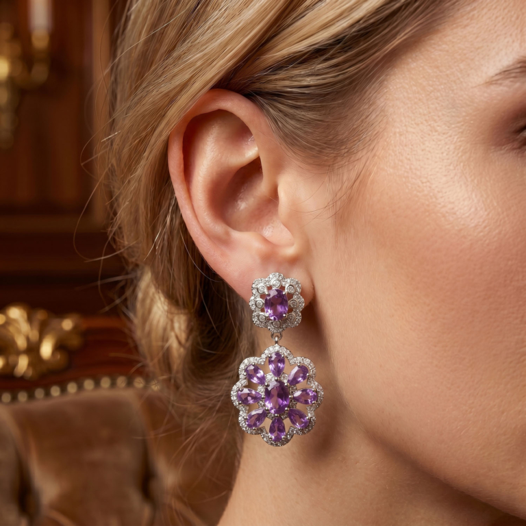 Luxus-Design-Ohrringe aus 925er Sterlingsilber in Blumenform, besetzt mit originalen violetten Amethyst-Edelsteinen im Facettenschliff.