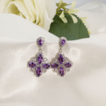 Boucles d'oreilles pendantes en argent 925 avec améthyste naturelle originale en motif fleur et zircons.