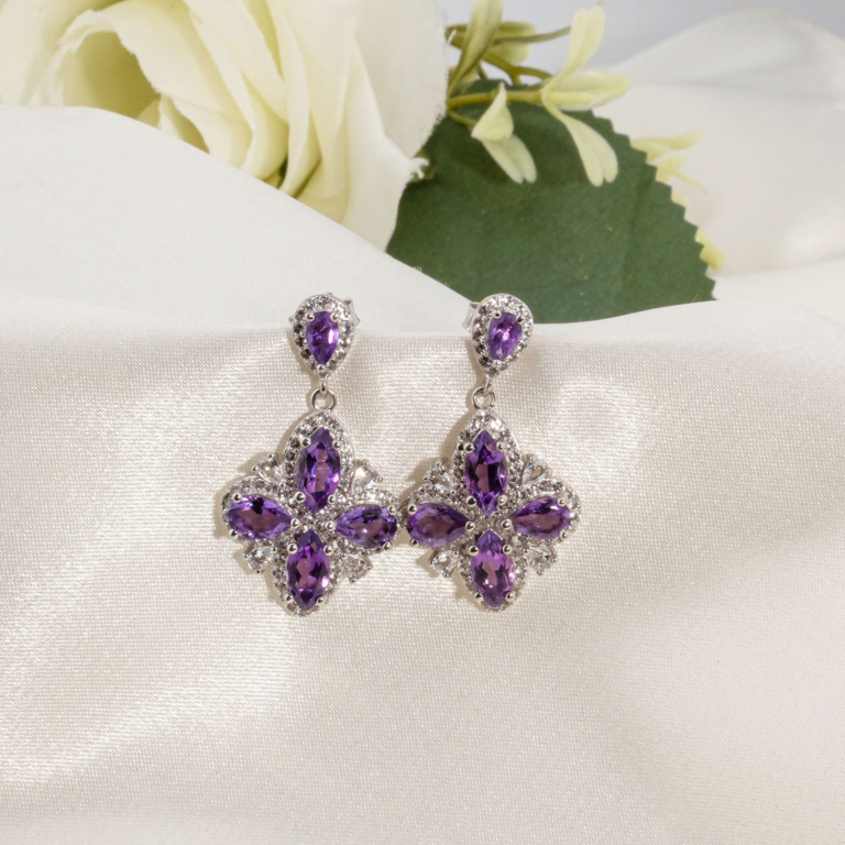 Boucles d'oreilles pendantes en argent 925 avec améthyste naturelle originale en motif fleur et zircons.