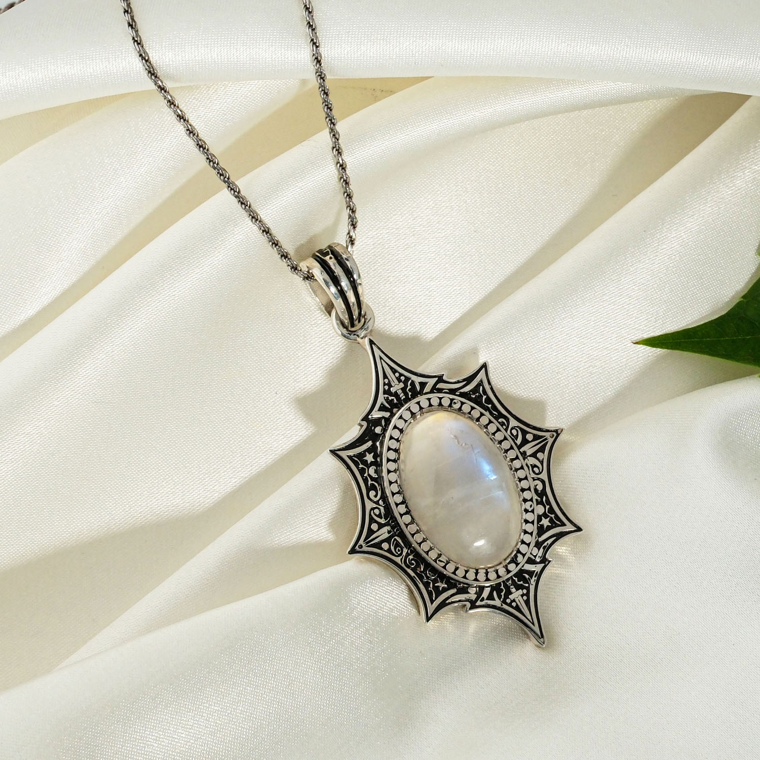 orijinal-ay-tasi-dogal-tas-925-ayar-gumus-tasarim-el-isciligi-unisex-kolye-18ct Мужской и женский кулон ручной работы из серебра 925 пробы с натуральным лунным камнем 18 карат.