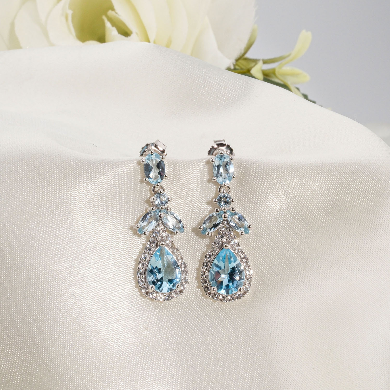 orijinal-blue-topaz-dogal-tas-925-ayar-gumus-tasarim-kupe Damla kesim orijinal blue topaz doğal taş zirkon detaylı 925 ayar gümüş sallantılı kadın küpe modeli.