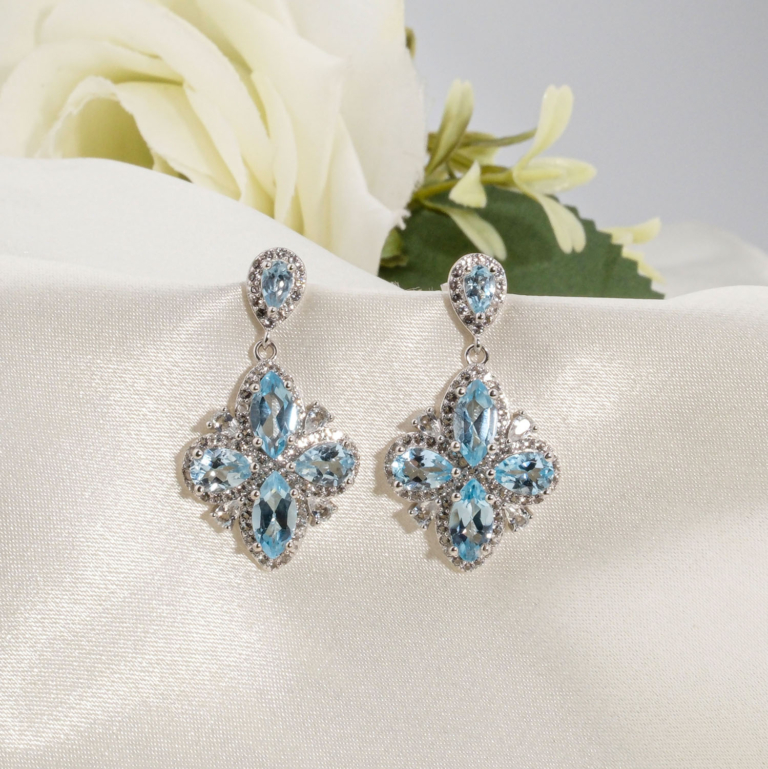 Boucles d'oreilles pendantes en argent 925 avec topaze bleue naturelle originale en motif fleur et zircons.