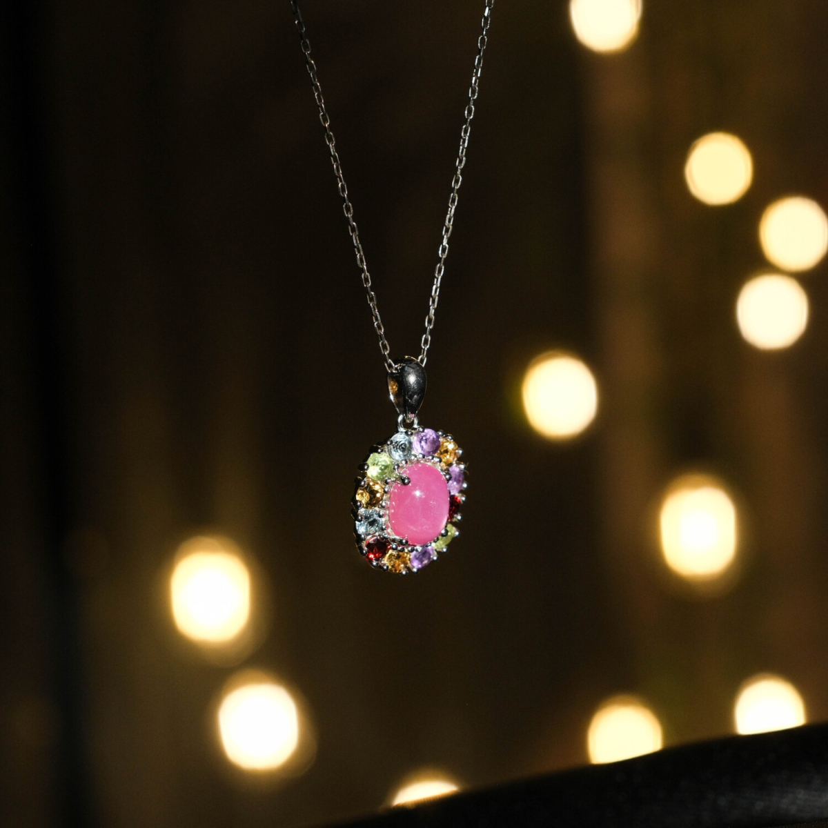 Beyaz saten kumaş üzerinde pembe yakut etrafında ametist sitrin garnet topaz zebercet taşlı 925 ayar gümüş kadın kolye.