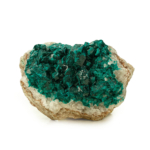 Échantillon de pierre naturelle de dioptase brute d'un vert émeraude intense.