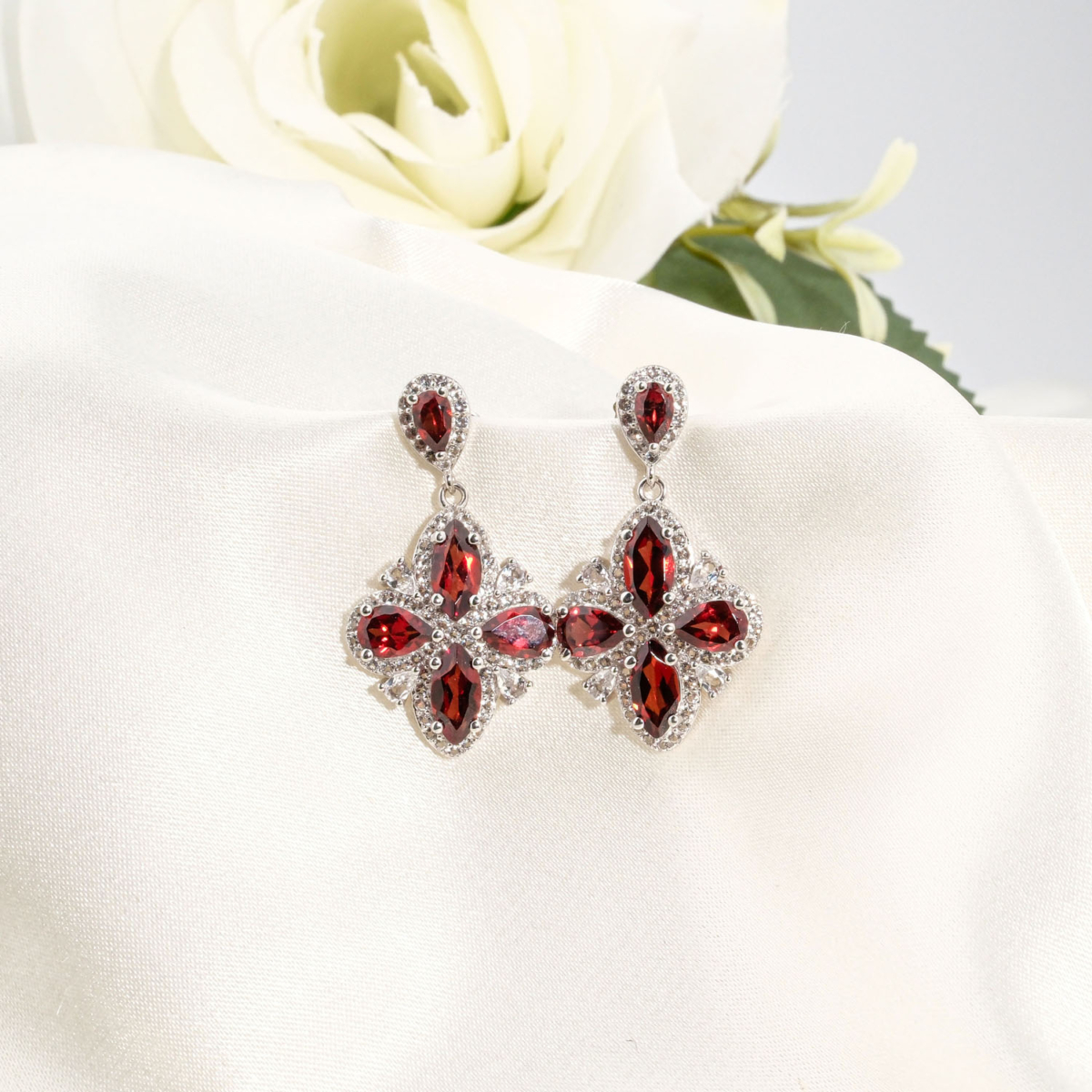Boucles d'oreilles pendantes en argent 925 avec grenat naturel original en motif fleur et zircons.