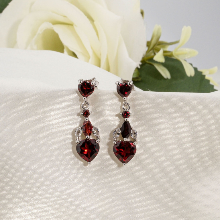 Boucles d'oreilles pendantes en argent 925 avec grenat naturel original en forme de cœur et zircons.