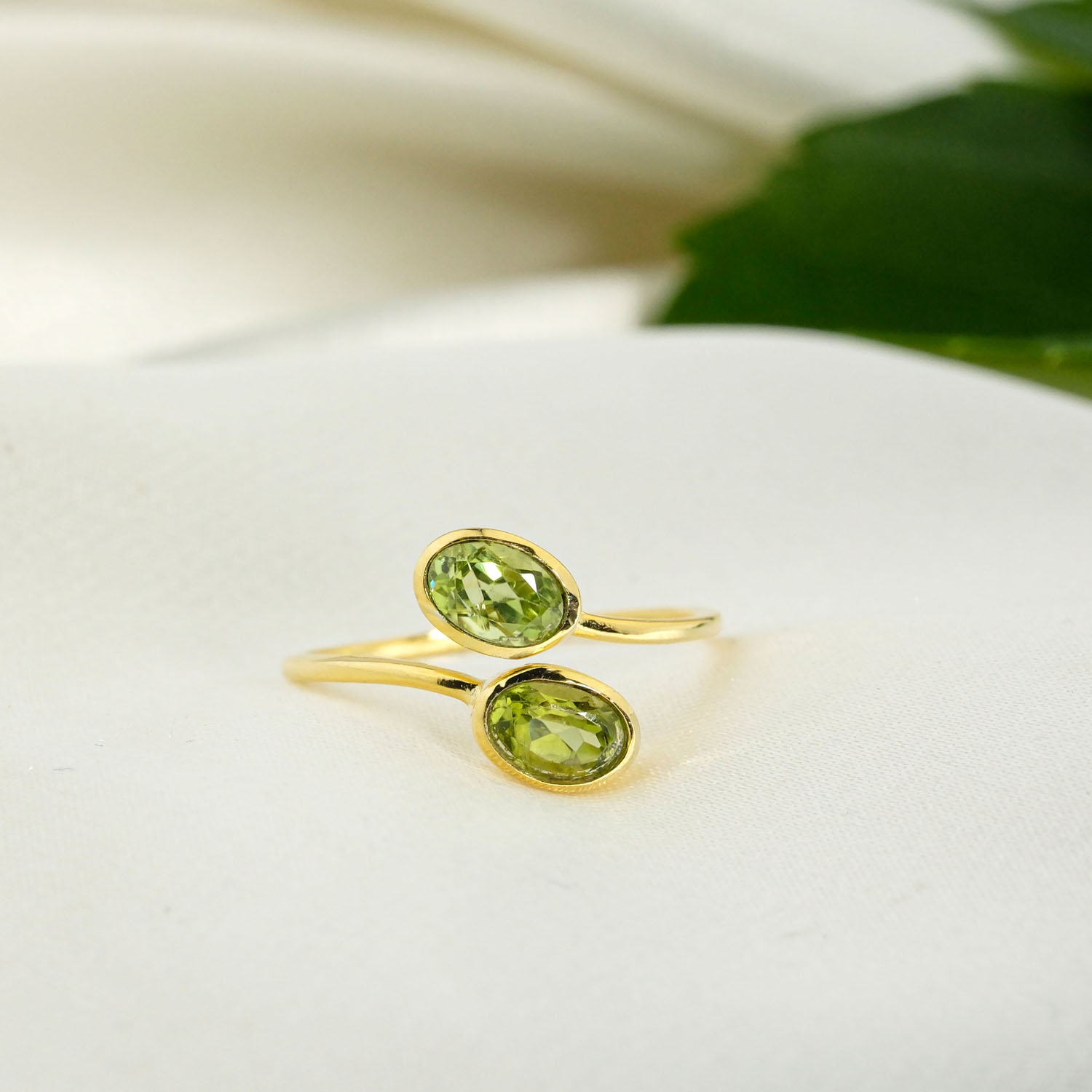 orijinal-ikili-oval-kesim-zebercet-peridot-dogal-tas-gold-kaplama-925-ayar-gumus-kadin-yuzuk Orijinal ikili oval faset kesim yeşil zebercet peridot taşlı bypass tasarım gold kaplama 925 ayar gümüş kadın yüzük.