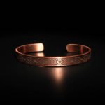 Bracelet manchette en cuivre pur gravé de motifs géométriques et de la prière Ayat al-Kursi à l'intérieur.