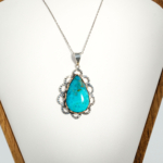 Pendentif en forme de goutte en argent 925 serti d'une chrysocolle naturelle bleue-verte.