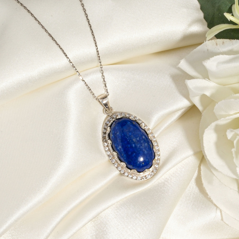 925 ayar gümüş montürlü mine işlemeli oval form lacivert orijinal lapis lazuli doğal taş kadın kolye modeli.