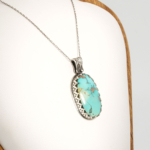 Pendentif unisex fait main en argent 925 sertie d'une turquoise naturelle de Nishapur taillée en ovale.