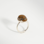 Bague pour femme en argent 925 sertie d'une piétersite naturelle taillée en cabochon.