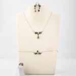 Parure de bijoux pour femme en argent 925 avec opales noires et saphirs naturels comprenant collier 45+5cm, bracelet 17+3cm, boucles et bague.