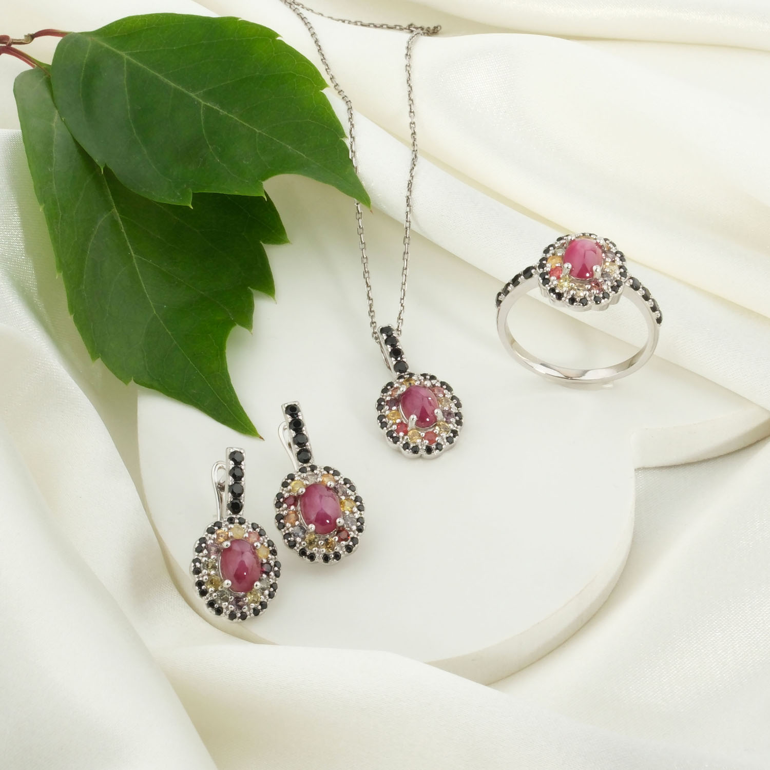 orijinal-yakut-renkli-safir-oniks-gumus-kadin-set Orijinal kaboşon yakut, renkli safir ve siyah oniks taşlı 925 ayar gümüş tasarım kadın kolye yüzük küpe seti.