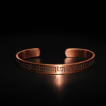 Bracelet manchette en cuivre pur gravé de motifs méandres grecs et de la prière Ayat al-Kursi à l'intérieur.