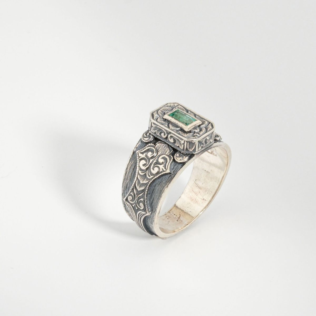 Bague unisex faite main en argent 925 sertie d'une émeraude naturelle de Zambie taillée en baguette.