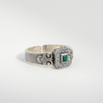Bague unisex faite main en argent 925 sertie d'une émeraude naturelle de Zambie taillée en carré.