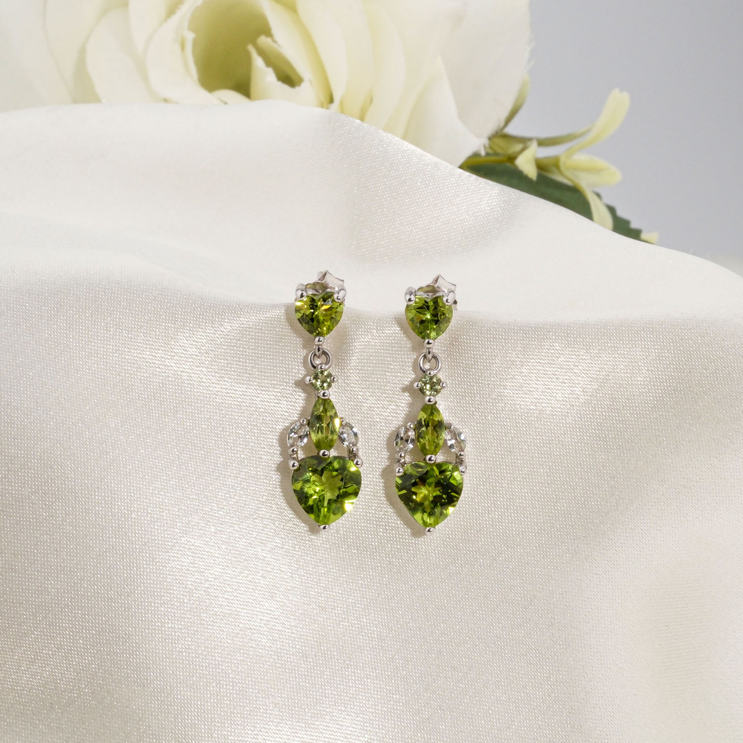 orijinal-zebercet-dogal-tasli-925-ayar-gumus-tasarim-kalp-kupe Boucles d'oreilles pendantes en argent 925 avec péridot naturel original en forme de cœur et zircons.
