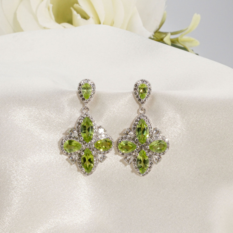Boucles d'oreilles pendantes en argent 925 avec péridot naturel original en motif fleur et zircons.