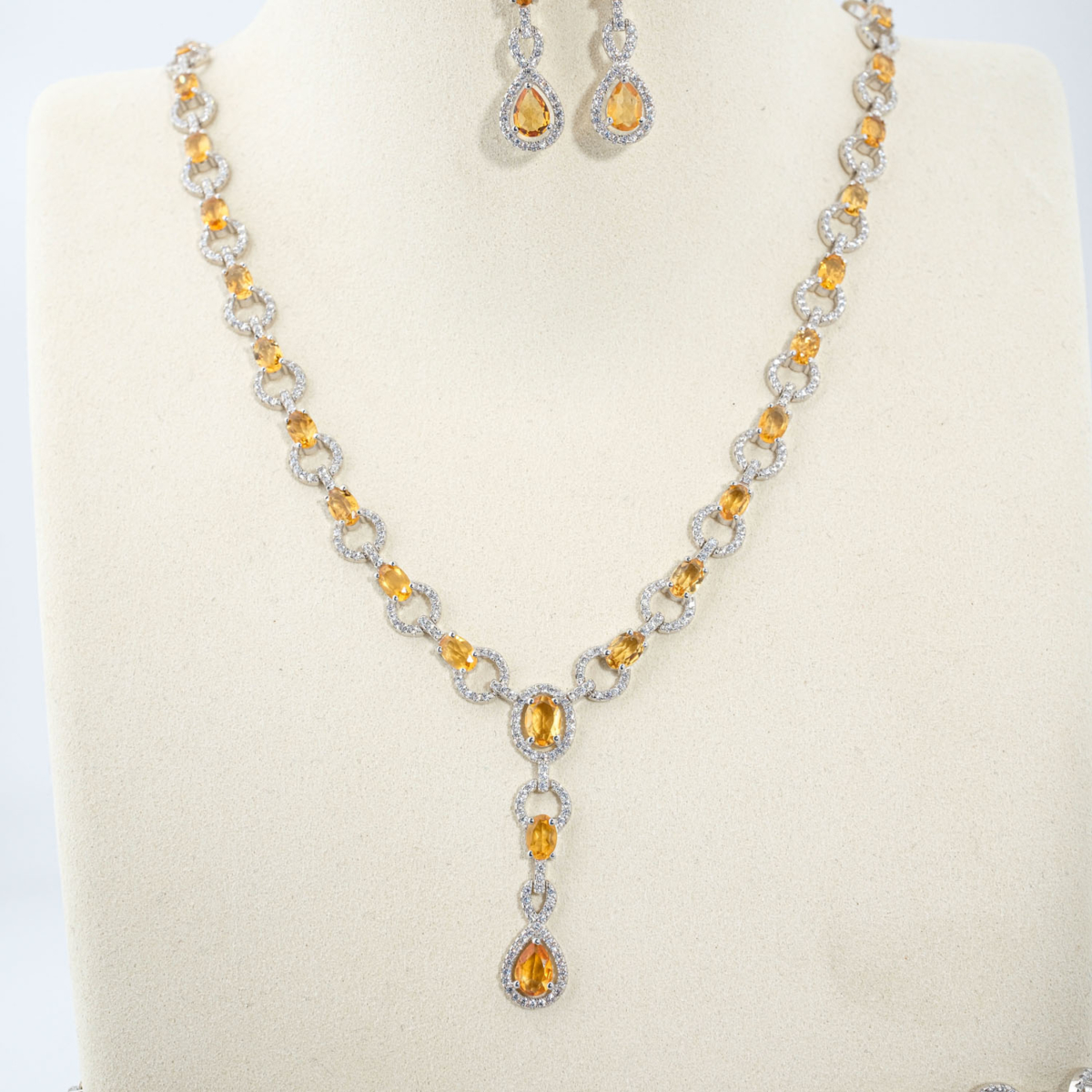 Parure de bijoux pour femme en argent 925 avec citrines naturelles comprenant collier 43+5cm, bracelet 17+3cm, boucles et bague.