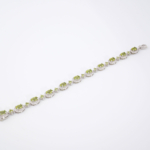 Parure de bijoux pour femme en argent 925 avec péridots naturels comprenant collier 45+5cm, bracelet 16+3cm, boucles et bague.