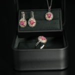 Parure de bijoux pour femme en argent 925 ornée de rubis cabochon, de saphirs multicolores et d'onyx noir.