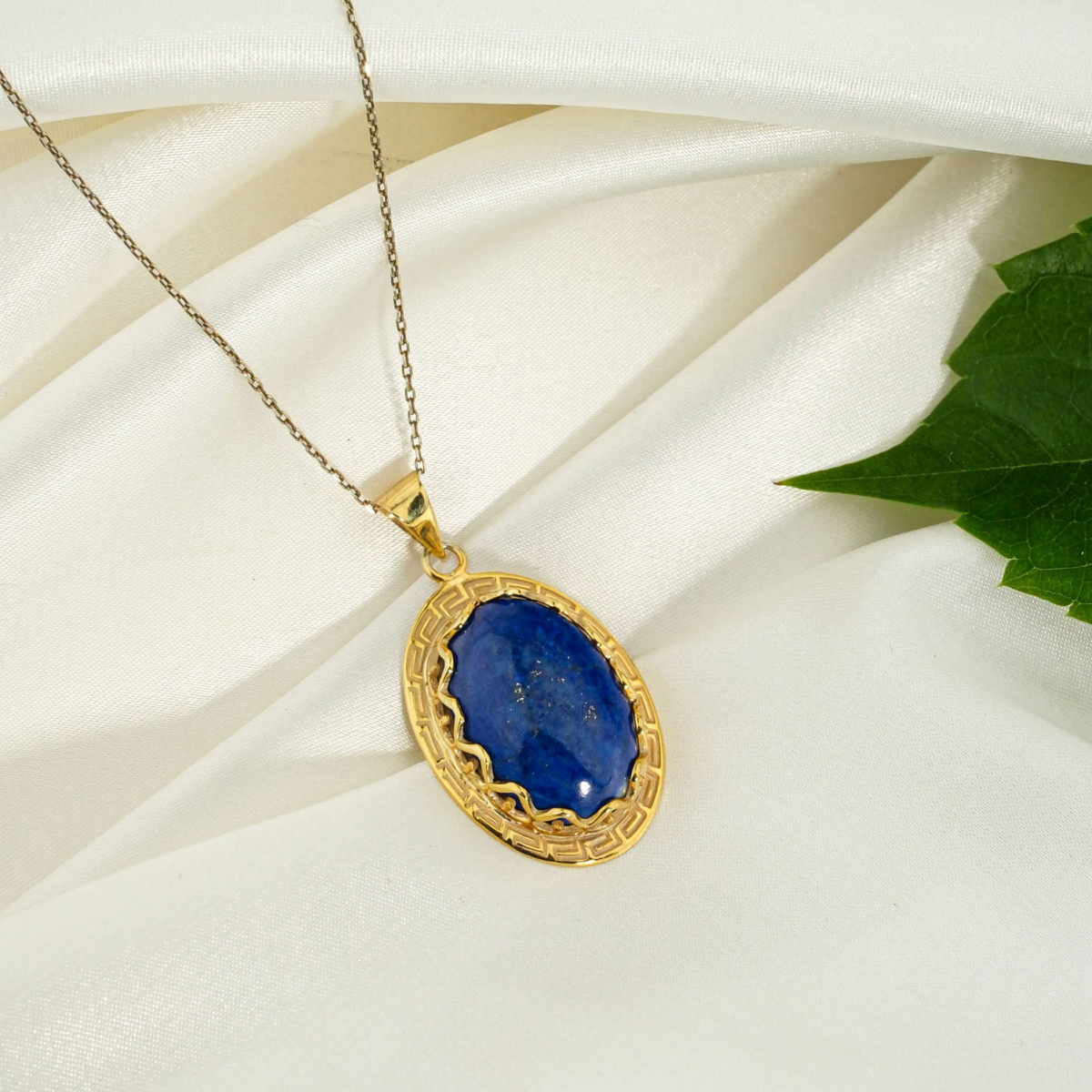 Orijinal oval kabaşon kesim altın piritli lapis lazuli taşlı antik Grek labirent motifli gold kaplama 925 ayar gümüş unisex kolye.