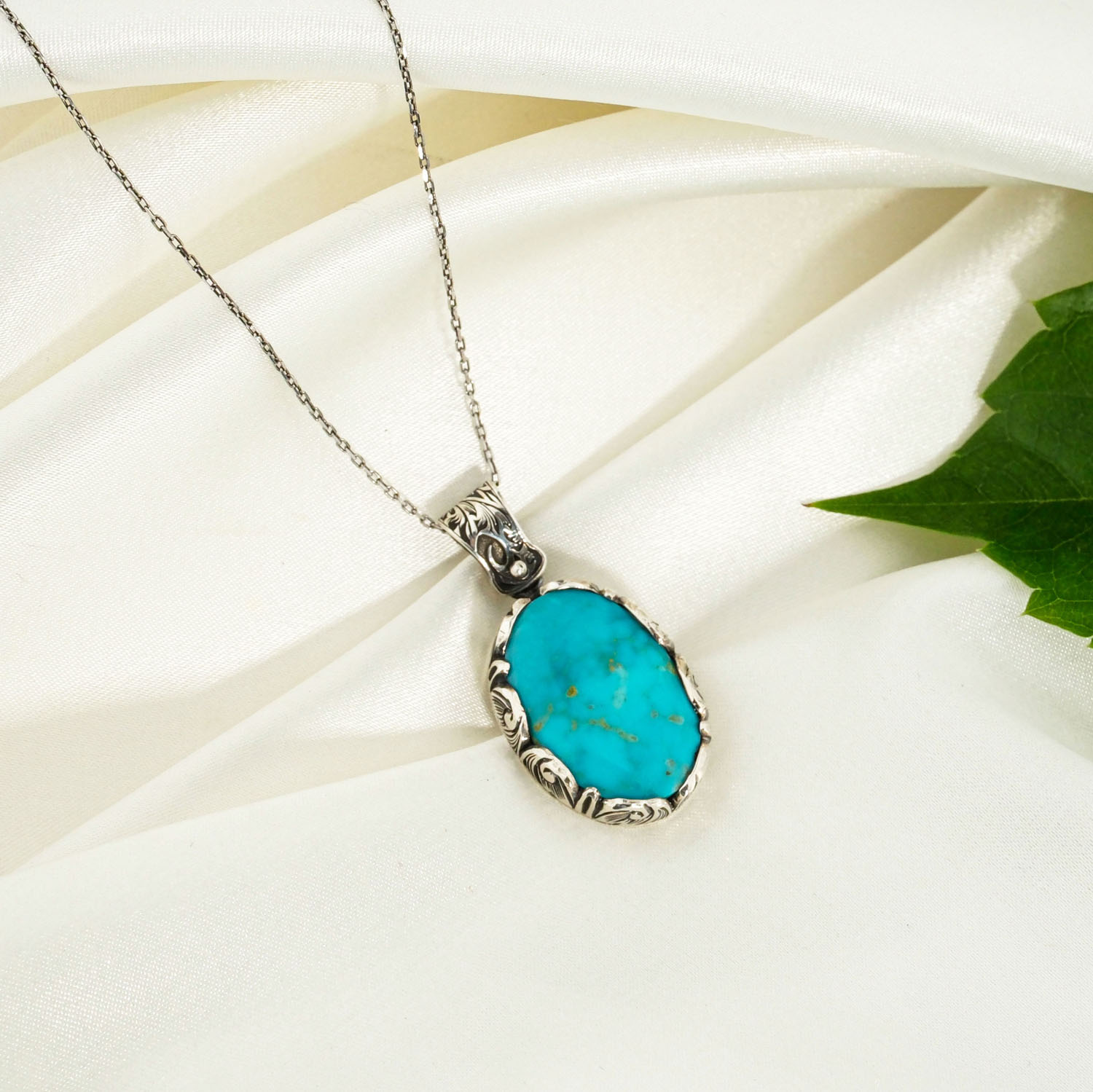 pendentif-unisex-turquoise-arizona-naturelle-argent-925-fait-main Orijinal doğal canlı mavi oval Arizona turkuaz taşlı 925 ayar gümüş el işçiliği unisex kolye.