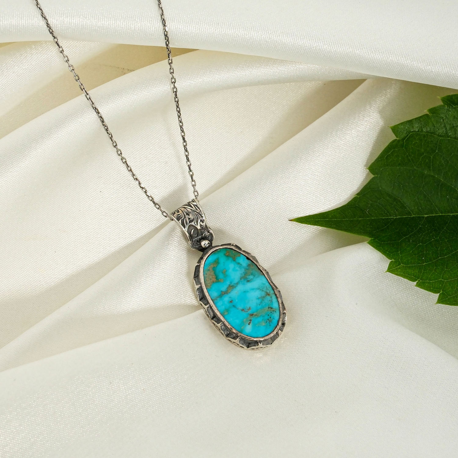 pendentif-unisex-turquoise-nishapur-naturelle-argent-925-fait-main Orijinal doğal hare damarlı oval Nişabur turkuaz taşlı 925 ayar gümüş el işçiliği unisex kolye.