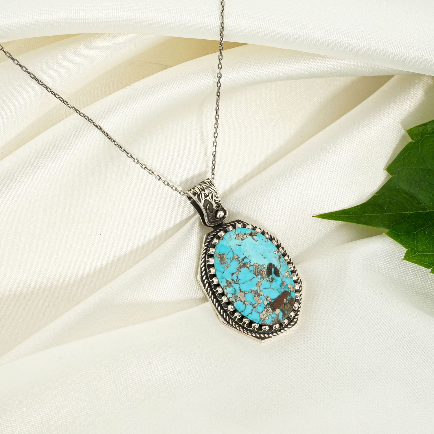 pendentif-unisex-turquoise-nishapur-naturelle-argent-925-fait-main Orijinal doğal pirit benekli oval Nişabur turkuaz taşlı 925 ayar gümüş el işçiliği unisex kolye.
