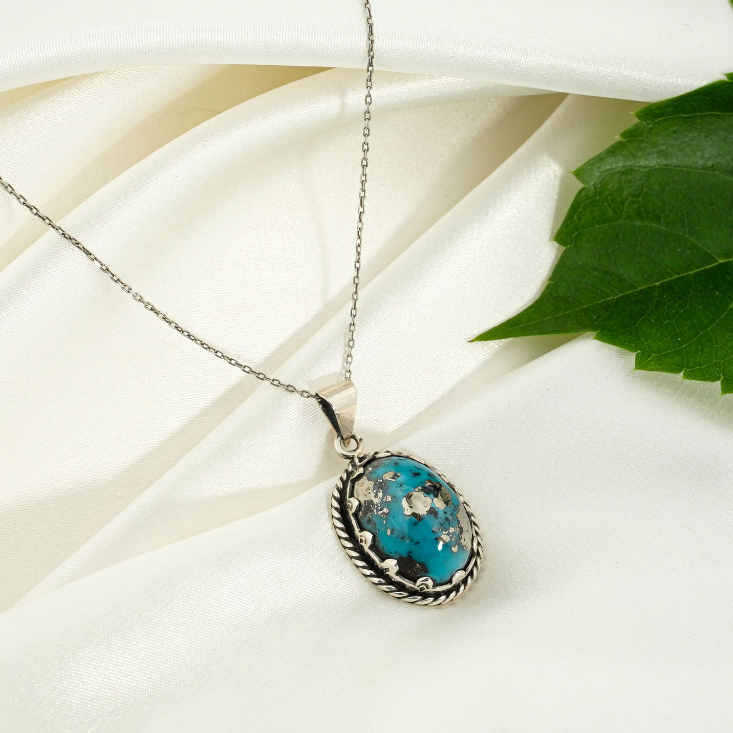 pendentif-unisex-turquoise-nishapur-naturelle-argent-925-fait-main Orijinal yüksek pirit benekli oval kabaşon Nişabur turkuaz taşlı burmalı çerçeveli 925 ayar gümüş el işçiliği unisex kolye.