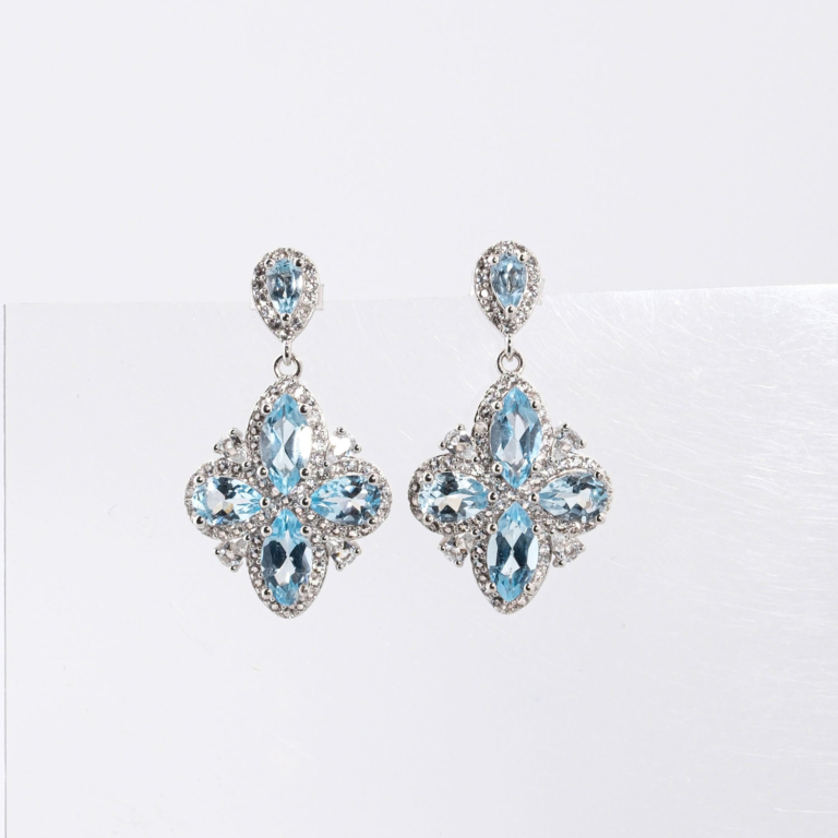 Boucles d'oreilles pendantes en argent 925 avec topaze bleue naturelle originale en motif fleur et zircons.