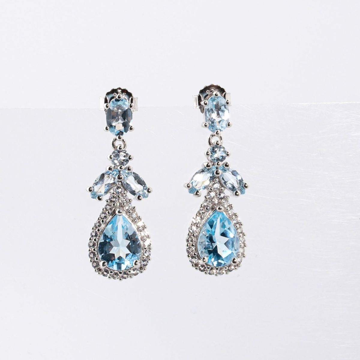 Boucles d'oreilles pendantes en argent 925 avec topaze bleue naturelle originale en forme de goutte et zircons.