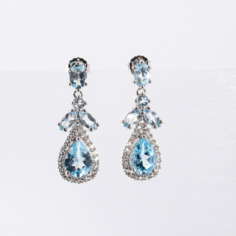 Boucles d'oreilles pendantes en argent 925 avec topaze bleue naturelle originale en forme de goutte et zircons.