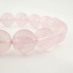 Bracelet orné de perles rondes de 13-14mm en quartz rose naturelle originale de qualité 6A+ aux reflets doux.