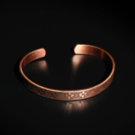 Bracelet manchette en cuivre pur gravé de motifs floraux et de la prière Ayat al-Kursi à l'intérieur.