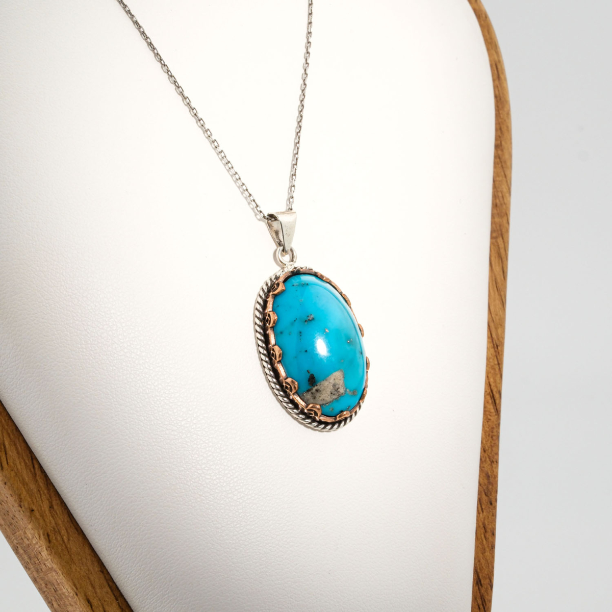 Pendentif en argent 925 fait main serti d'une turquoise naturelle bleue taillée en cabochon.