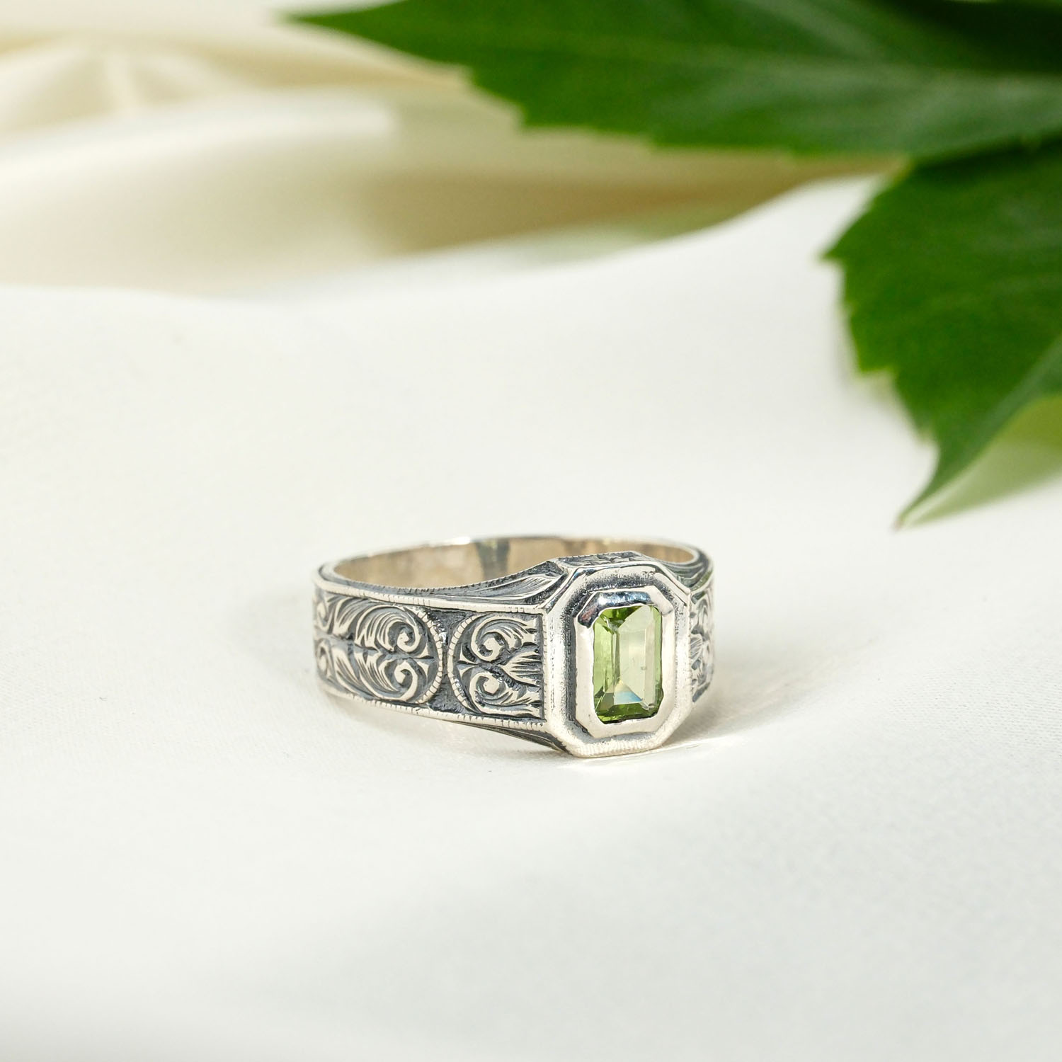 unisex-prsten-prirodni-peridot-srebro-925-rucni-rad Кольцо унисекс ручной работы из серебра 925 пробы с натуральным прямоугольным зеленым перидотом.