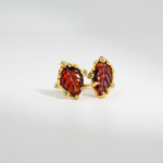 Bague bypass pour femme en argent 925 doré motif feuilles sculptées en grenat rouge naturel.