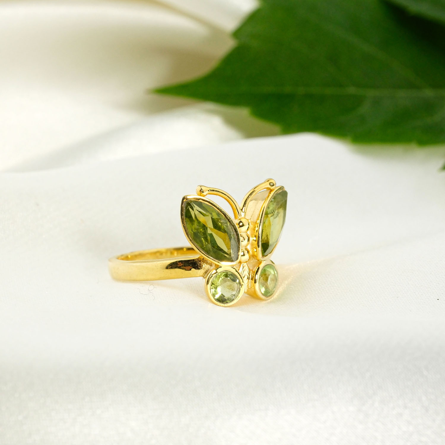 zenski-pozlaceni-prsten-leptir-prirodni-peridot-srebro-925 Женское позолоченное кольцо бабочка из серебра 925 пробы с натуральным зеленым перидотом.