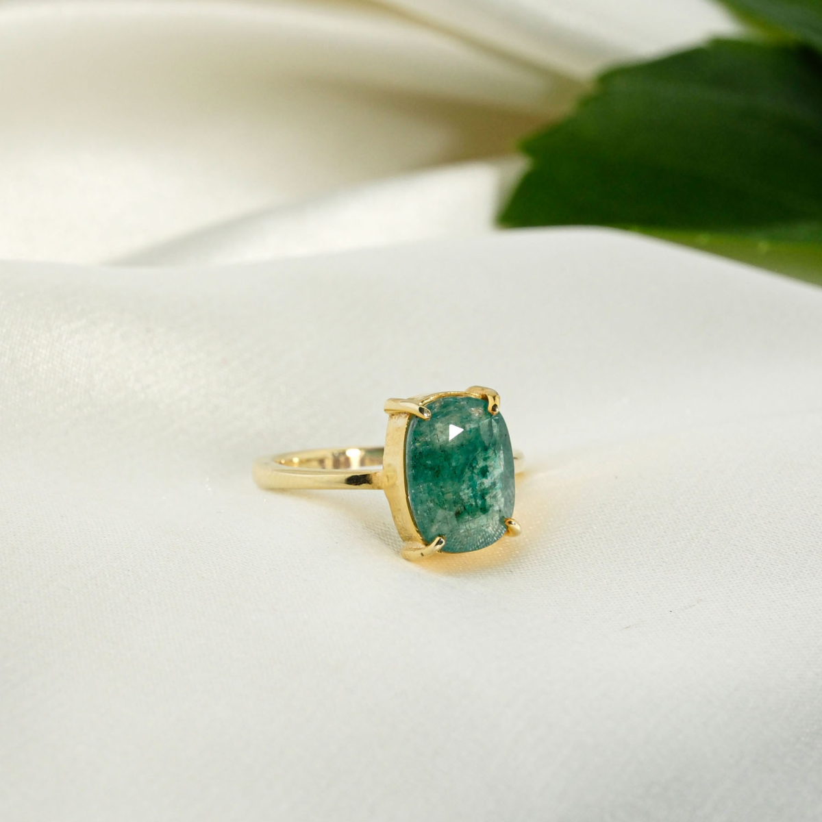 Orijinal 3,05 ct oval kök zümrüt beril taşlı sade tırnaklı gold kaplama 925 ayar gümüş kadın yüzük.